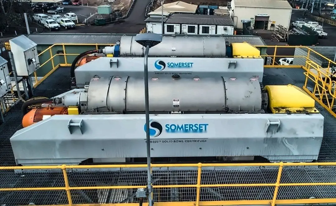 Нажмите, чтобы увеличить Две центрифуги Somerset на открытой площадке
